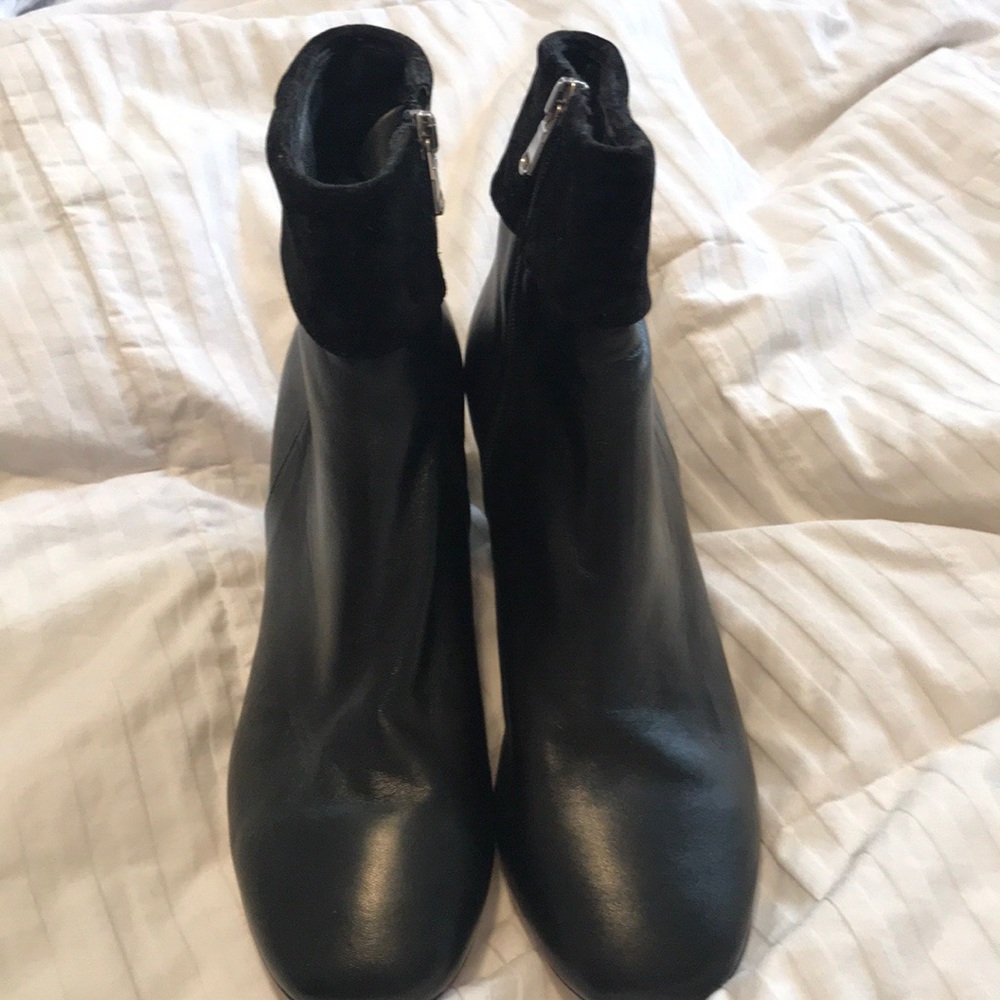 Ankle boot, black leather with velvet trim